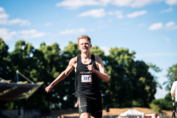 Tammo Doerner (SV Nordenham) freut sich im Ziel am 02.07.2022 waehrend den NLV+BLV Leichtathletik-Landesmeisterschaften im Jahnstadion in Goettingen (Tag 1)